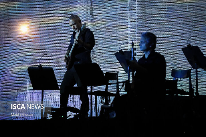 کنسرت علیرضا قربانی در فضای باز باغ دولت آباد یزد