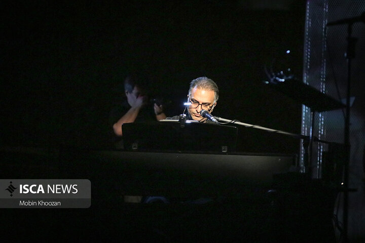 کنسرت علیرضا قربانی در فضای باز باغ دولت آباد یزد