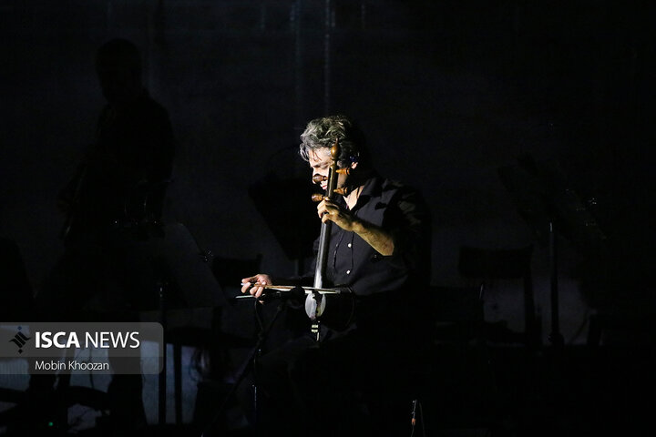 کنسرت علیرضا قربانی در فضای باز باغ دولت آباد یزد