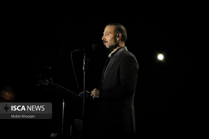 کنسرت علیرضا قربانی در فضای باز باغ دولت آباد یزد