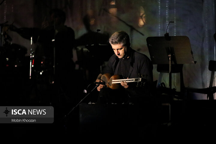 کنسرت علیرضا قربانی در فضای باز باغ دولت آباد یزد