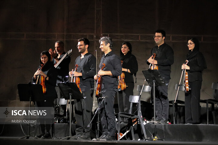 کنسرت علیرضا قربانی در فضای باز باغ دولت آباد یزد