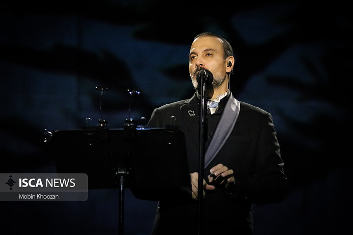 کنسرت علیرضا قربانی در فضای باز باغ دولت آباد یزد