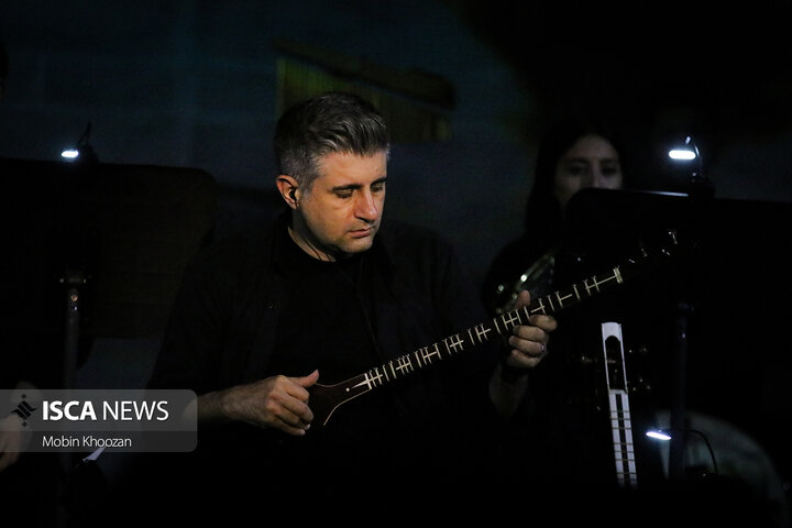 کنسرت علیرضا قربانی در فضای باز باغ دولت آباد یزد