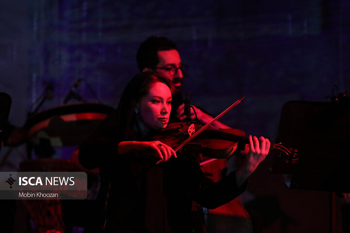 کنسرت علیرضا قربانی در فضای باز باغ دولت آباد یزد