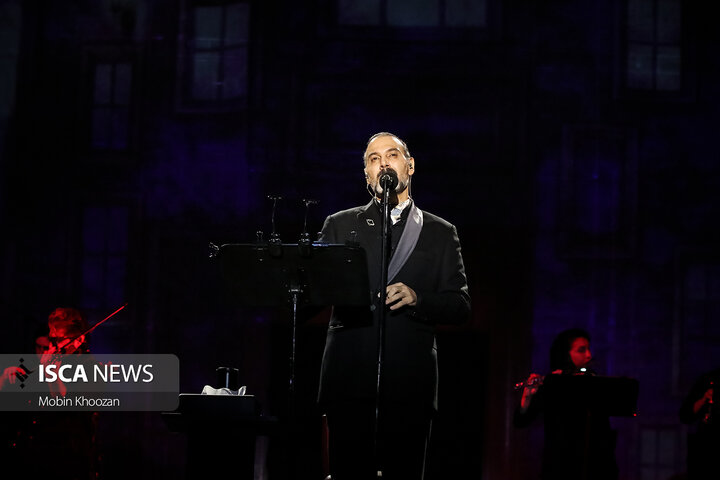 کنسرت علیرضا قربانی در فضای باز باغ دولت آباد یزد
