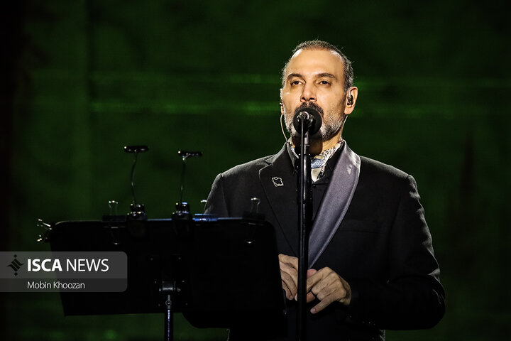 کنسرت علیرضا قربانی در فضای باز باغ دولت آباد یزد