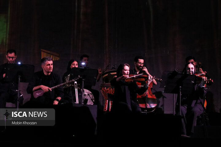 کنسرت علیرضا قربانی در فضای باز باغ دولت آباد یزد