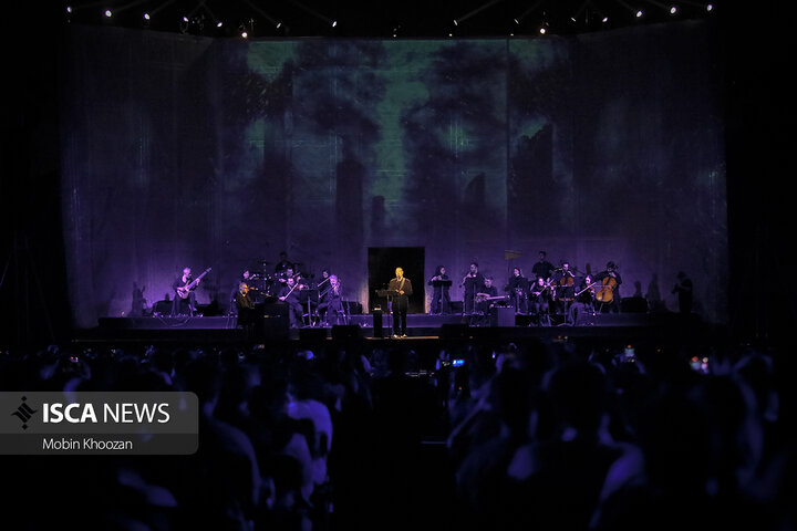 کنسرت علیرضا قربانی در فضای باز باغ دولت آباد یزد