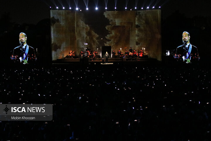 کنسرت علیرضا قربانی در فضای باز باغ دولت آباد یزد