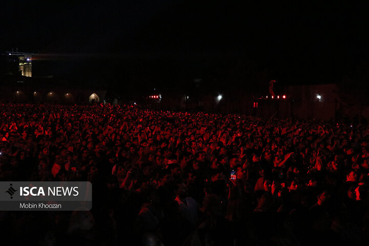 کنسرت علیرضا قربانی در فضای باز باغ دولت آباد یزد