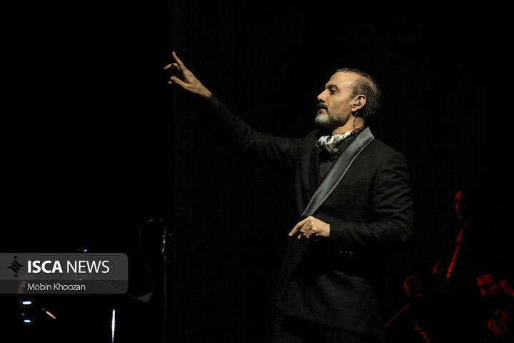 کنسرت علیرضا قربانی در فضای باز باغ دولت آباد یزد