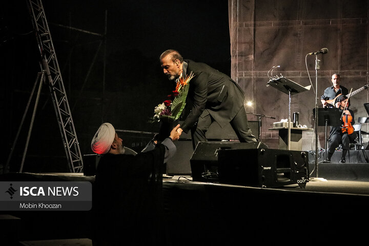 کنسرت علیرضا قربانی در فضای باز باغ دولت آباد یزد