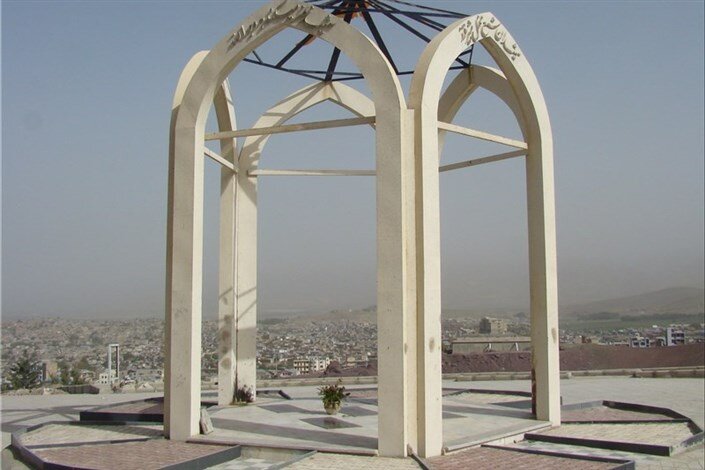 گرامیداشت هفته دفاع مقدس در دانشگاه آزاد یاسوج با غبارروبی مزار شهدا