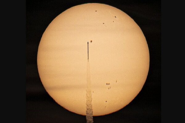 عکس روز ناسا از موشک "فالکون ۹" در حال گذر از خورشید