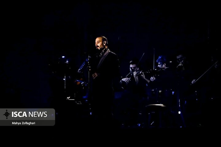 آخرین شب از کنسرت علیرضا قربانی در باغ دولت آباد یزد