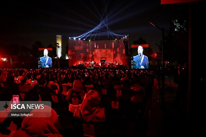 آخرین شب از کنسرت علیرضا قربانی در باغ دولت آباد یزد