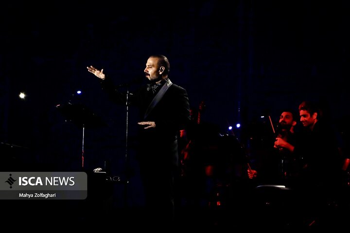 آخرین شب از کنسرت علیرضا قربانی در باغ دولت آباد یزد