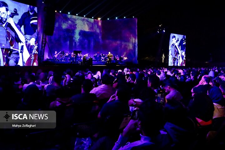 آخرین شب از کنسرت علیرضا قربانی در باغ دولت آباد یزد