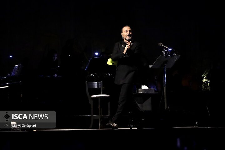 آخرین شب از کنسرت علیرضا قربانی در باغ دولت آباد یزد