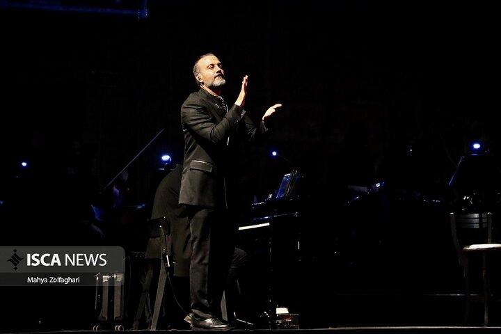 آخرین شب از کنسرت علیرضا قربانی در باغ دولت آباد یزد