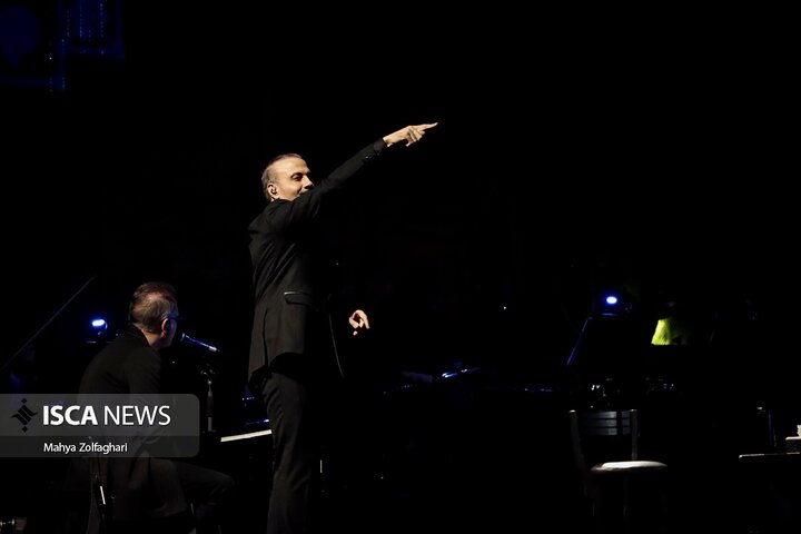 آخرین شب از کنسرت علیرضا قربانی در باغ دولت آباد یزد