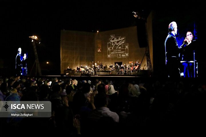 آخرین شب از کنسرت علیرضا قربانی در باغ دولت آباد یزد