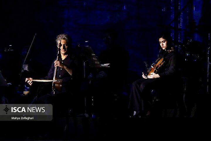 آخرین شب از کنسرت علیرضا قربانی در باغ دولت آباد یزد