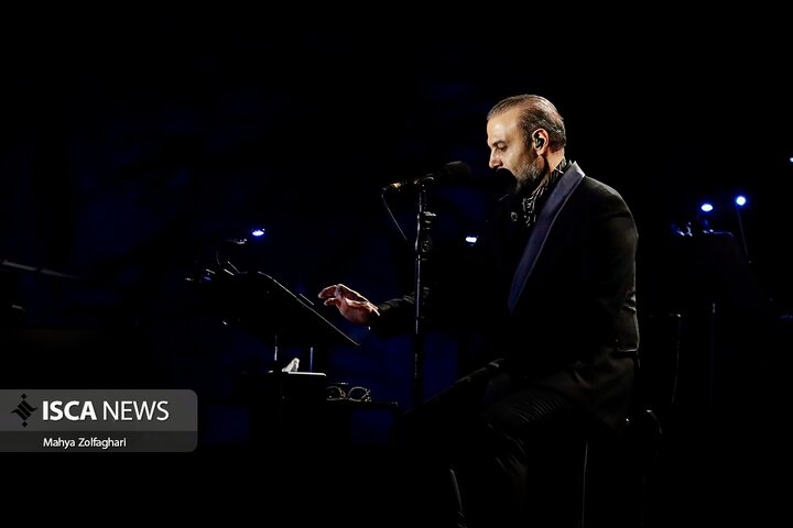 آخرین شب از کنسرت علیرضا قربانی در باغ دولت آباد یزد