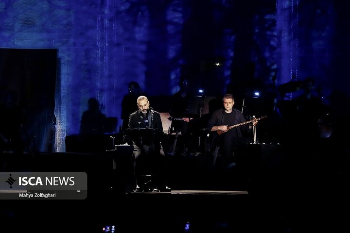 آخرین شب از کنسرت علیرضا قربانی در باغ دولت آباد یزد