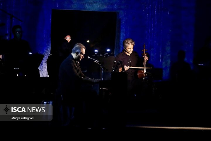 آخرین شب از کنسرت علیرضا قربانی در باغ دولت آباد یزد