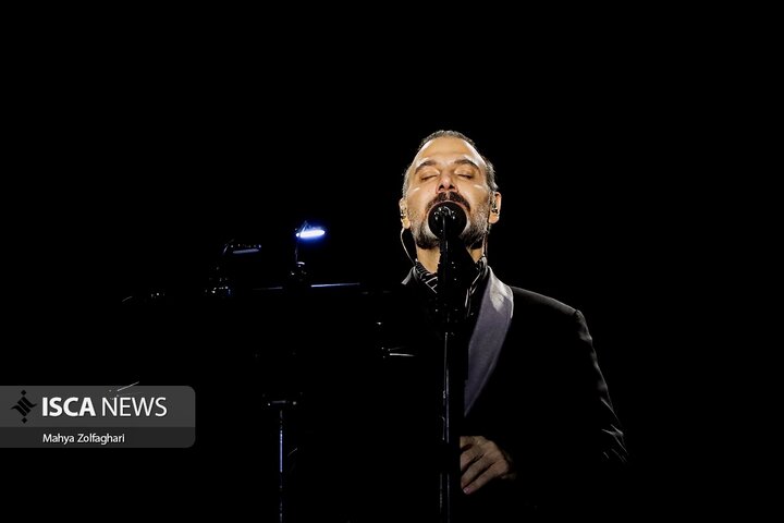 آخرین شب از کنسرت علیرضا قربانی در باغ دولت آباد یزد