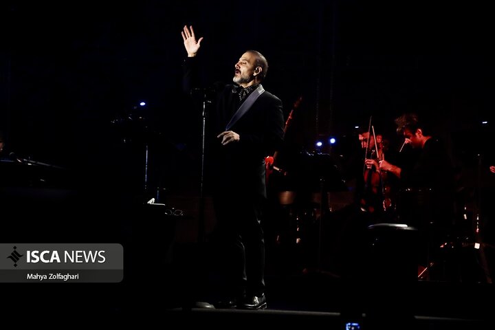 آخرین شب از کنسرت علیرضا قربانی در باغ دولت آباد یزد
