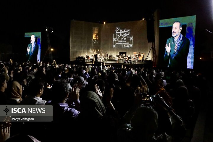 آخرین شب از کنسرت علیرضا قربانی در باغ دولت آباد یزد
