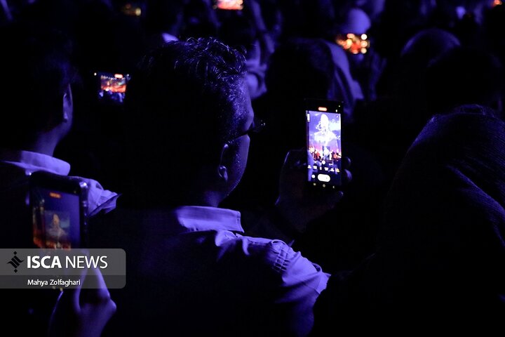 آخرین شب از کنسرت علیرضا قربانی در باغ دولت آباد یزد