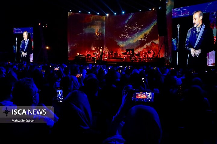 آخرین شب از کنسرت علیرضا قربانی در باغ دولت آباد یزد