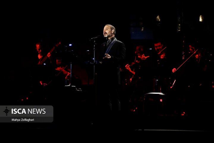 آخرین شب از کنسرت علیرضا قربانی در باغ دولت آباد یزد