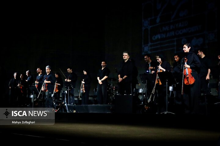 آخرین شب از کنسرت علیرضا قربانی در باغ دولت آباد یزد