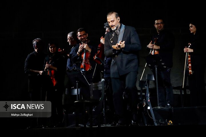 آخرین شب از کنسرت علیرضا قربانی در باغ دولت آباد یزد
