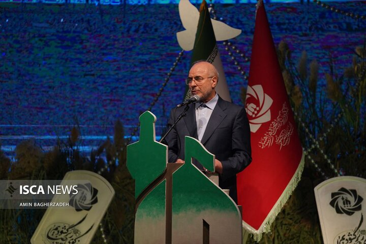 شهدا وجدان بیدار جامعه هستند