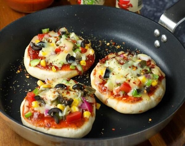 آموزش آشپزی / طرز تهیه لقمه پیتزایی با ماهیتابه؛ آسان و مفید برای بچه‌ها