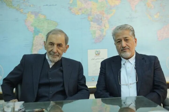 ابلاغ حکم دکتر ولایتی به رئیس دانشگاه آزاد اسلامی ابلاغ حکم دکتر ولایتی به رئیس دانشگاه آزاد اسلامی
