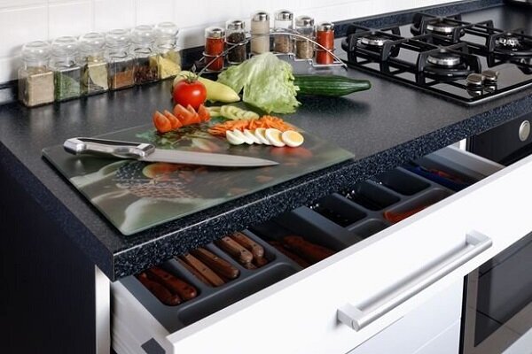 ۱۰ وسیله‌ دور انداختنی آشپزخانه‌ که سلامتتان را تهدید می‌کند