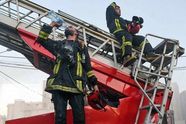 مصدومیت ۵ آتش‌نشان در آتش سوزی گسترده بابل