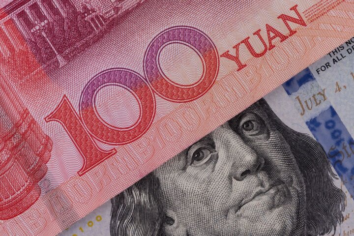 یوان چین چطور دلار آمریکا را پشت سر گذاشت؟ / زیان‌های جنگ تعرفه‌ای ترامپ برای واشنگتن