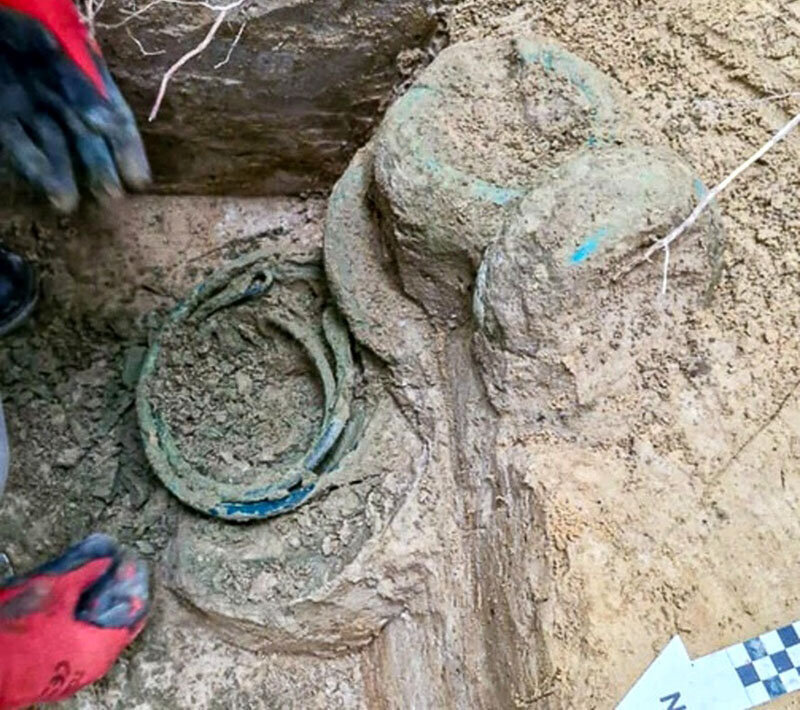 پیدا شدن جواهرات ۲۸۰۰ ساله توسط جویندگان آماتور + عکس