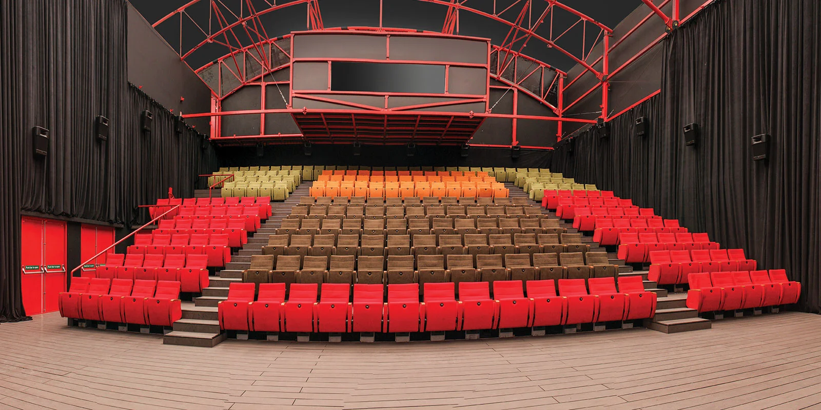 وضعیت سالنهای نمایش تهران مناسب جشنوارههای بزرگ نیست/ ساخت «کاخ جشنوارهها» رویایی که عملی نشد