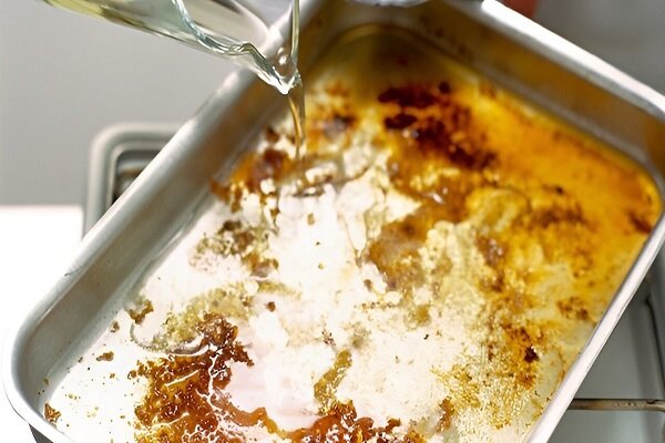 ۵ ترفند ساده و مؤثر برای برق انداختن سینی فر سوخته