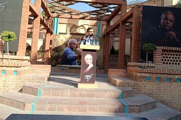 وداع هنرمندان با پیکر محمد کاسبی در حوزه هنری