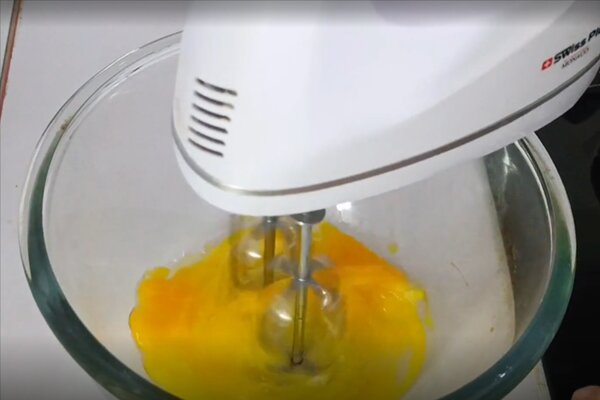 آموزش شیرینی پزی / طرز تهیه کیک رژیمی با شیره انگور، پوک و خوشمزه + عکس مراحل